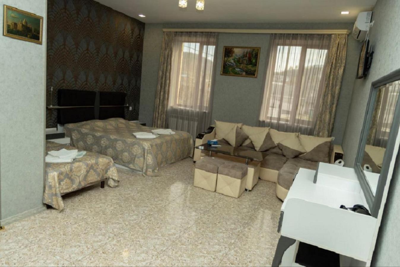 Noyemburg Hotel Noyemberyan ภายนอก รูปภาพ