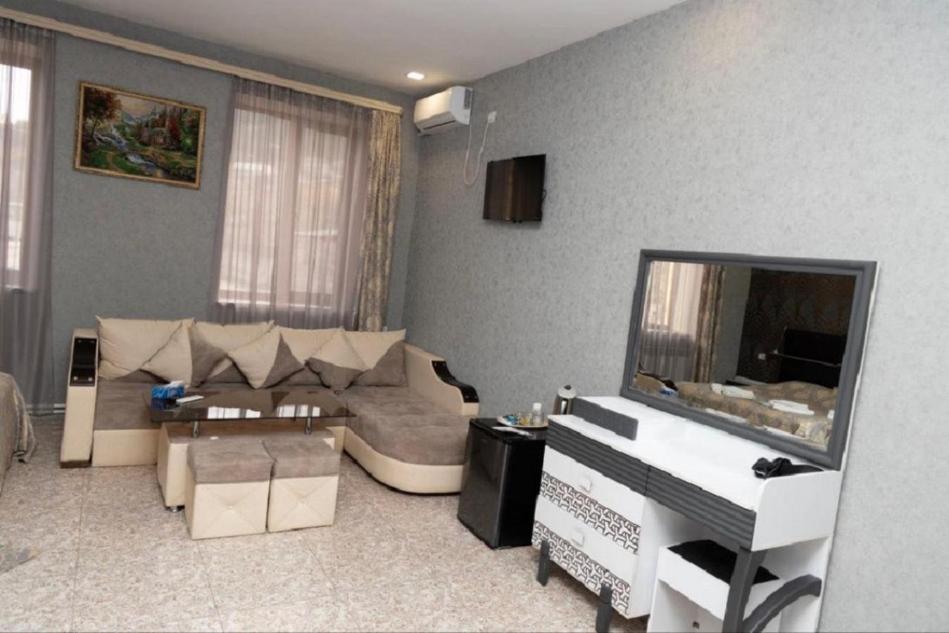 Noyemburg Hotel Noyemberyan ภายนอก รูปภาพ