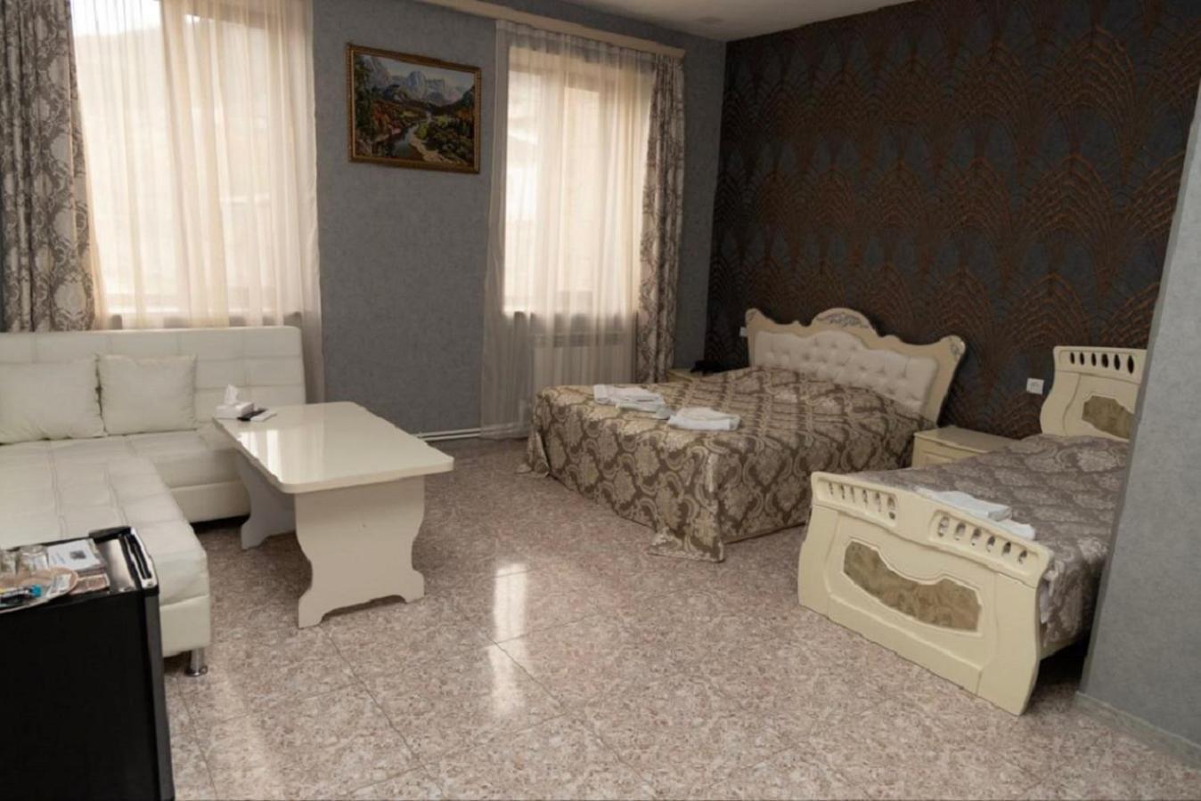 Noyemburg Hotel Noyemberyan ภายนอก รูปภาพ